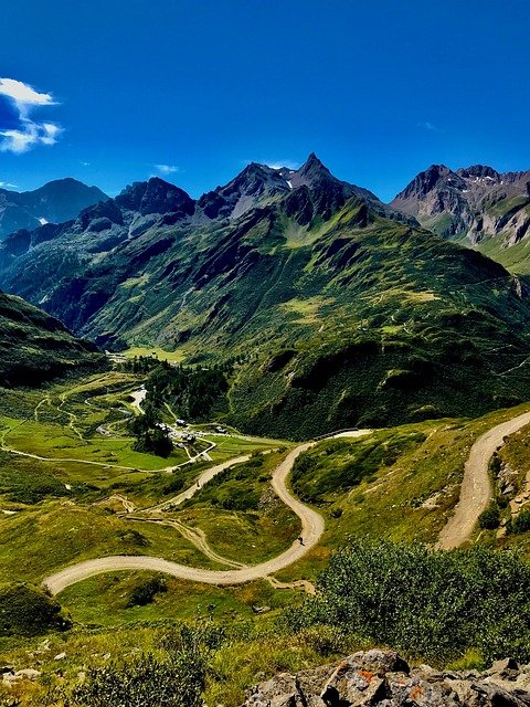 berglandschap met kronkelende bergweg door groene Alpen in Italië