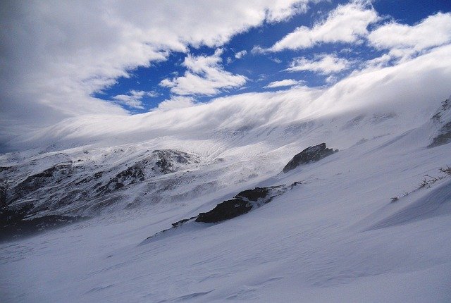 besneeuwde bergen Sierra Nevada natuur landschap met hemel wolken en toppen