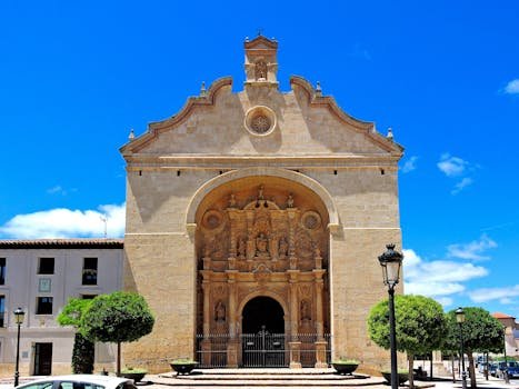 prachtige gevel van historische kerk in Calatayud Spanje op zonnige zomerdag