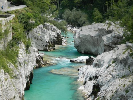 ervaar het levendige turquoise water van de Soča rivier tussen majestueuze rotsen