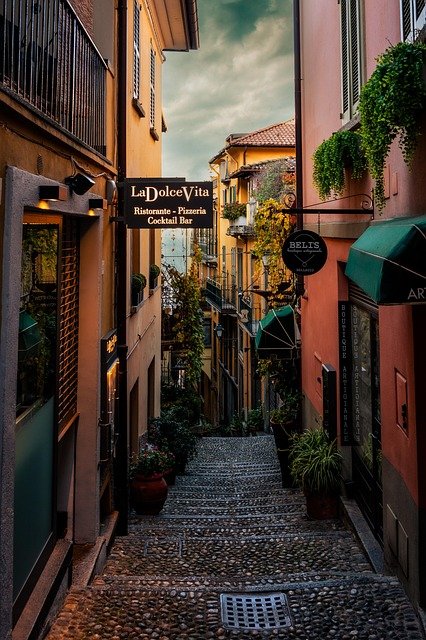 schilderachtige Italiaanse straat met kleurrijke gebouwen en kasseien